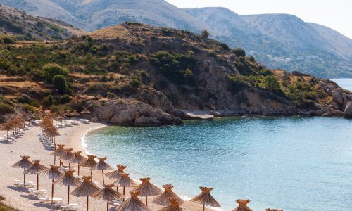 Stiglo je toplije vrijeme i trenutak za prvi ovogodišnji road trip. Vodimo vas na jedan od naših najpoznatijih otoka koji ćete upoznati u sasvim novom svjetlu!