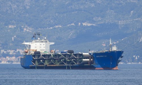 [FOTO/VIDEO] Brod s preostalim dijelovima Pelješkog mosta uplovio u luku Ploče, pogledajte kako je to izgledalo