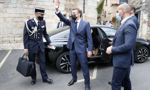 [VIDEO] Emmanuel Macron dobio pljusku pri obilasku regije Drôme, uhićene dvije osobe