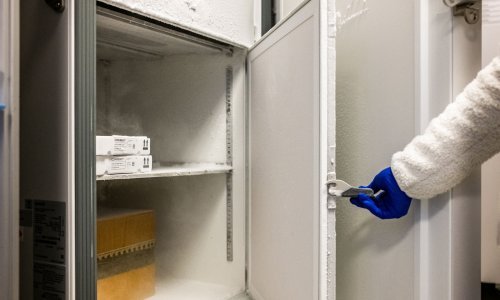 Farmaceut izvadio cjepivo Moderne iz hladnjaka na nekoliko sati, osuđen na tri godine zatvora