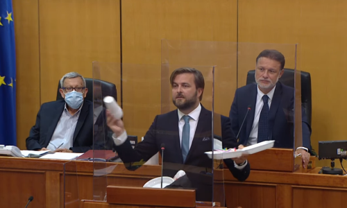 [FOTO/VIDEO] Ćorić za govornicom izvadio plastične čaše, tanjure i slamke. Zastupnici zatražili da i Sabor i ministarstva odvajaju otpad: Riba smrdi od glave!