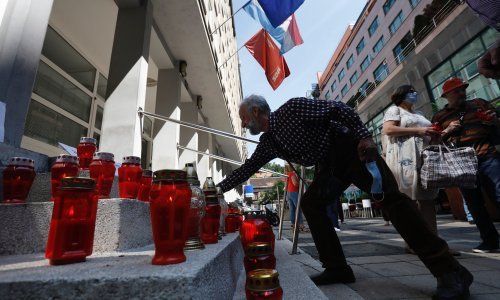 [FOTO] Lampaši i poruke na Iblerovom trgu uoči Glavnog odbora: 'Grbin ubija SDP - mi to ne damo', 'Grbinu ne znaš biti predsjednik'