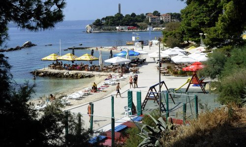 Divljaštvo na plaži: U Splitu pretukli par iz Srbije, policija traga za napadačima