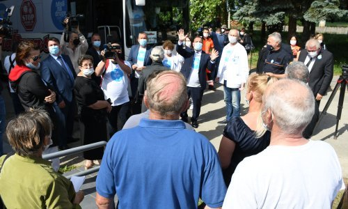[VIDEO/FOTO] Dobrodošlica Covid-busu kod Pitomače: Mještani u redu pred vozilom čekali na cijepljenje