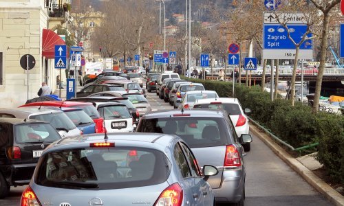 Teretnim vozilom u Rijeci bježao policiji kroz crvena svjetla na semaforima, a kad su ga ulovili, napuhao je gotovo dva promila