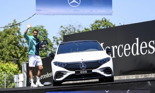 [FOTO] Marin Čilić nakon pobjede u Stuttgartu ima dvostruki razlog za slavlje: Kući vozi i potpuno novi Mercedes EQS