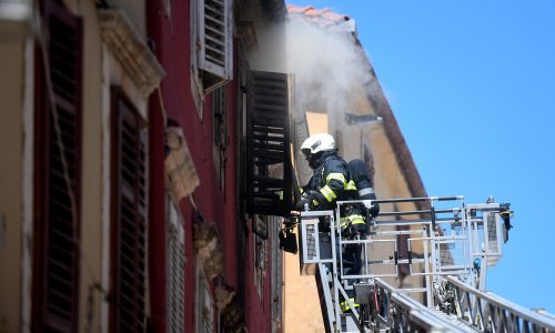 [FOTO/VIDEO] Konačno ugašen požar u Zadru, vatrogasci će na terenu dežurati cijelu noć