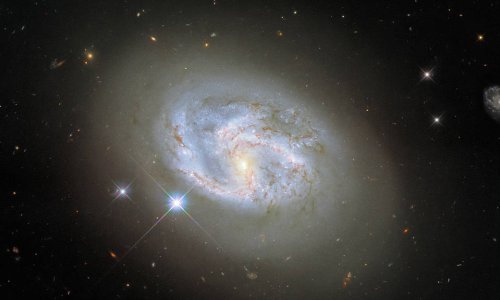 Hubble oduševljava snimkom neobične spiralne galaksije - upoznajte NGC 4680