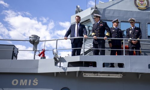 [FOTO] Banožić posjetio vojarnu Admiral flote Sveto Letica, obišao i ophodni brod kojeg je gradio Brodosplit