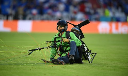 [FOTO] Incident uoči utakmice Francuske i Njemačke; osiguranje je bilo nemoćno i moglo je samo gledati kako 'uljez' slijeće na teren