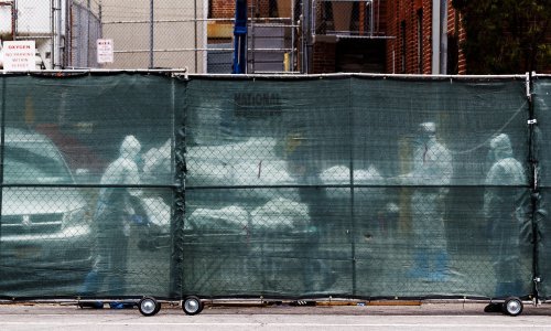 U SAD-u više od 600.000 umrlih od covida-19