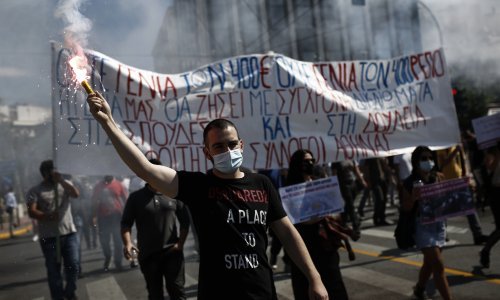 [FOTO] Grčka paralizirana: Stao promet u Ateni i prema otocima, tisuće ljudi na prosvjedima protiv zakona o radu