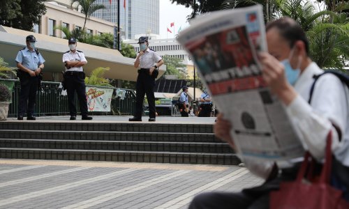 500 policajaca upalo u redakciju oporbenog lista Apple Daily, uhićen glavni urednik. Vlasnika su ranije spremili iza rešetaka