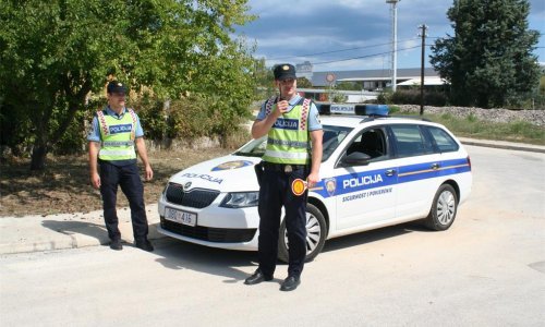 Muškarac u Poreču bježao policiji na motociklu bez registarskih pločica, odbacio ga i nastavio pješke; svejedno su ga ulovili i odredili mu kaznu od 16 tisuća kuna