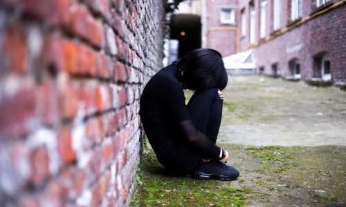 Nova studija: Depresija i usamljenost ubrzavaju starenje više nego pušenje, a iznenadit će vas što ga usporava