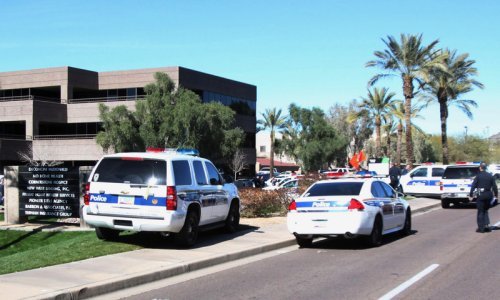 Napadač u automobilu ubio jednu i ranio 12 osoba u Arizoni