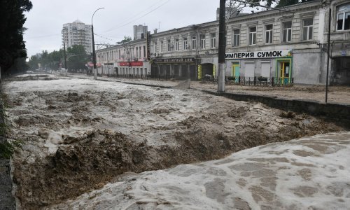 [FOTO/VIDEO] Krim zasule obilne kiše: Bujice preplavile ulice turističkog grada Jalte, stadion u Kerču postao jezero