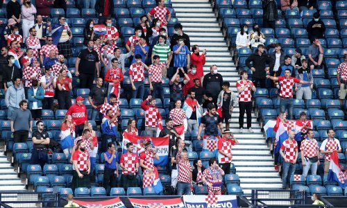 [FOTO] Hrvatski navijači unajmili avion i krenuli u Glasgow na utakmicu protiv Češke, ali iznad Škotske doznali su lošu vijest: Koje je to bilo razočarenje