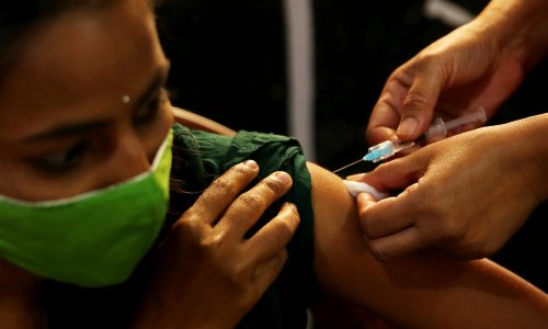 Nakon kaosa Indija krenula s besplatnim cijepljenjem