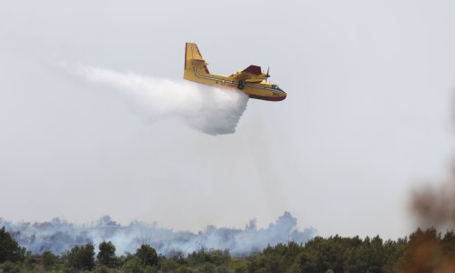 [FOTO/VIDEO] Gori u zaleđu Vodica, na terenu 40 vatrogasaca