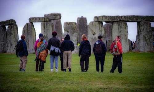 [FOTO] Posjetitelji na solsticij stigli na Stonehenge usprkos restrikcijama