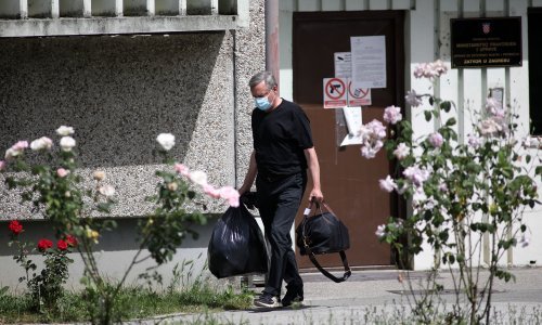 [FOTO] Suspendirani osječki sudac Kvesić izišao je iz Remetinca; dočekao ga odvjetnik