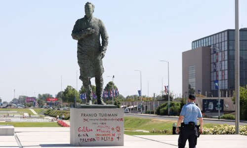 [FOTO/VIDEO] Ponovno išaran Tuđmanov spomenik u Zagrebu