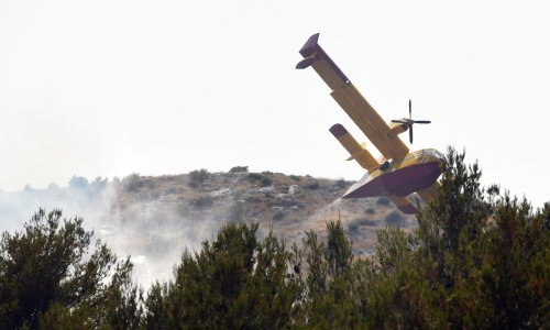Dva kanadera gase požar u Trogiru, a jedan u Drnišu