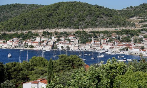 Pola godine Nepalce na Visu držao kao robove