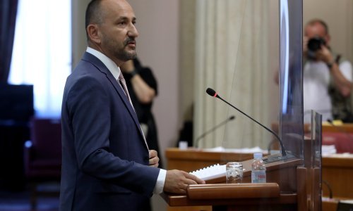 [VIDEO/FOTO] Rezolucija Predraga Matića o abortusu podijelila saborske zastupnike, Zekanović mahao 'modelom djeteta'