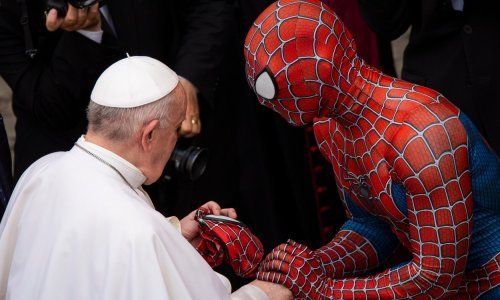 [FOTO/VIDEO] Tko je muškarac u kostimu Spidermana kojem se usred Vatikana naklonio sam papa Franjo? Superheroj mu je poklonio svoju masku