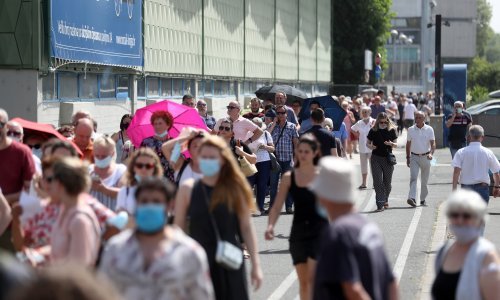 [FOTO/VIDEO] Nevjerojatna gužva za cijepljenje na Velesajmu! Tisuće ljudi na paklenoj vrućini čekaju svoju dozu; oglasio se i Beroš: 'Zovem Tomaševića'