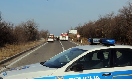 U prometnoj nesreći poginuli pješak i suputnica na motoru