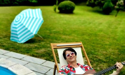 Boris Novković uz bazen i s gitarom lakše podnosi ljetne vrućine