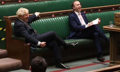 Britanski ministar zdravstva na izlaznim vratima? Prekršio mjere te poljubio i zagrlio suradnicu. Johnson pod pritiskom da ga smijeni