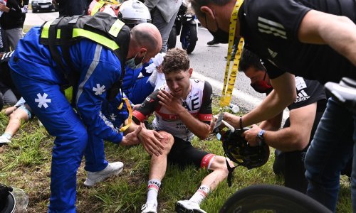 [FOTO] Strašne scene s Tour de Francea; dvije teške nesreće obilježile najpoznatiju biciklističku trku, a u jednoj je sudjelovalo čak 50 vozača