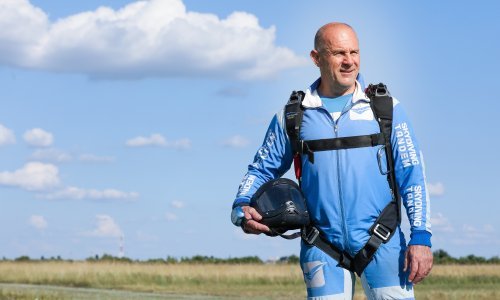 Ovaj 60-godišnjak skočio je padobranom 60 puta u 11 i pol sati i oborio rekord