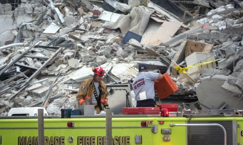 Srušena zgrada na Floridi: Dvije nove žrtve, među kojima kći vatrogasca, ukupno 20