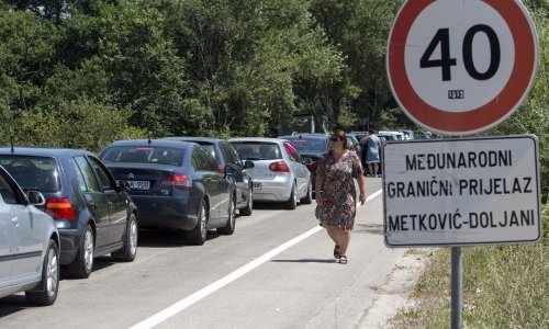 Iz BiH pohrlili na more: Velike gužve na granici s Hrvatskom, negdje se čeka i po dva sata
