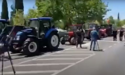 Crnogorski poljoprivrednici parkirali traktore ispred vlade i parlamenta, prijete da će isuti stajsko gnojivo ako im država ne pomogne
