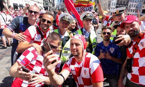 [VIDEO/FOTO] Ovo što mogu napraviti hrvatski navijači nema nigdje; ni danska policija nije izdržala da se ne pridruži fešti na ulicama grada
