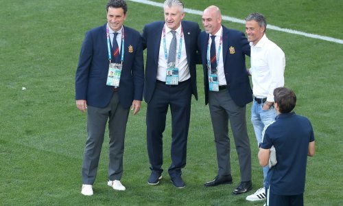 Prvi čovjek HNS-a Davor Šuker se i ovoga puta spustio na travnjak prije utakmice; evo s kojim se Španjolcem najsrdačnije pozdravio