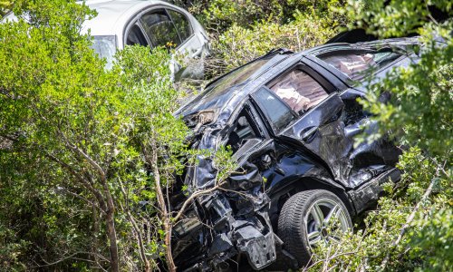 Dva automobila sletjela u provaliju nedaleko od Dubrovnika, dvoje ozlijeđenih