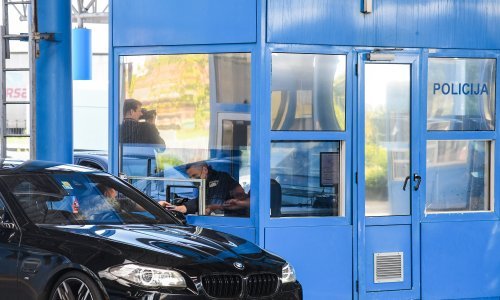 Za turiste iz Srbije na granici s Hrvatskom vrijede sasvim drugačija pravila od onih iz BiH: 'Ovo je diskriminacija!'