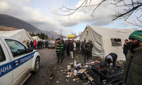 Incident nedaleko Bihaća: Migranti nasrnuli kamenjem na policiju u kampu Lipa, dvojica ozlijeđena
