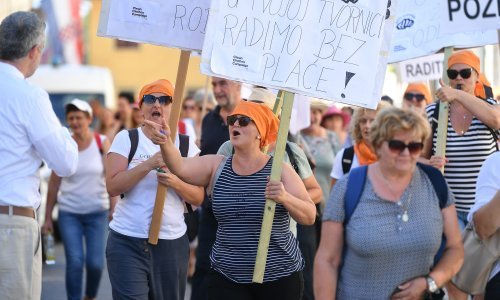 [FOTO] Radnice Orljave prosvjeduju na Markovu trgu, tvrtka zbog dugova ide prema stečaju. Hoće li 'košulje s karakterom' otići u povijesti?