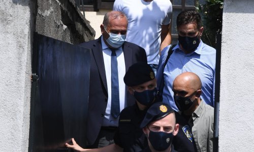 Pao glavni šef HRT-a Kazimir Bačić: Na funkciju došao u sjeni slavne punice, a mjesečno zarađuje više od 50 tisuća kuna. Pogledajte što sve posjeduje