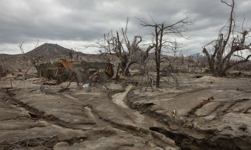 Masovna evakuacija na Filipinima zbog vulkana Taal, izbacuje kilometar visok stup dima i pare