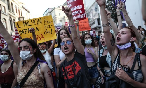 [FOTO] Pogledajte sukobe s policijom zbog izlaska iz Istanbulske konvencije: 'Vratili smo sat 10 godina unazad'