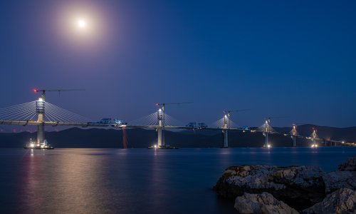 [FOTO] Pelješki most uskoro će biti kompletno spojen: 'Zavaruje se dan i noć. Ostalo je manje od 200 metara za montiranje'